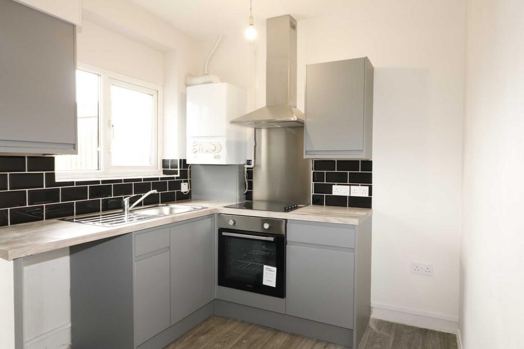Central Square, Maghull 2 bed flat £675 pcm (£156 pw)