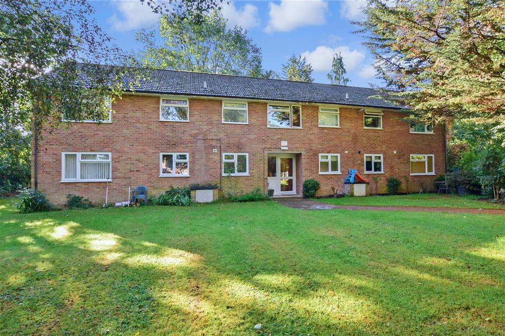 Green Lane, Shipley Bridge, Horley, Surrey 2 bed ground floor flat £