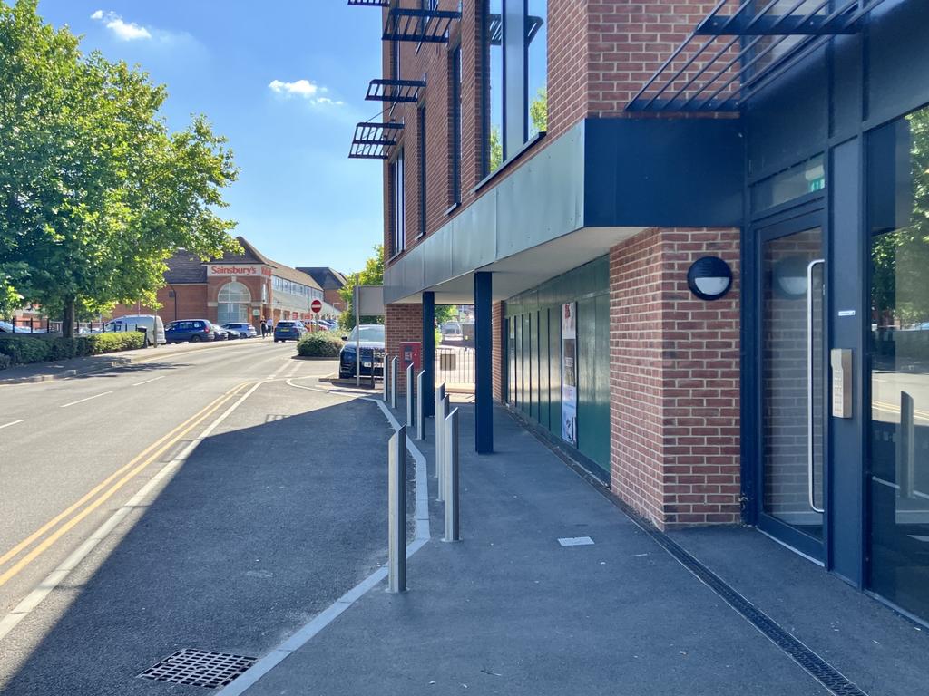 Kingfisher House, Kings Park, Wantage Shop to rent £2,500 pcm (£577 pw)