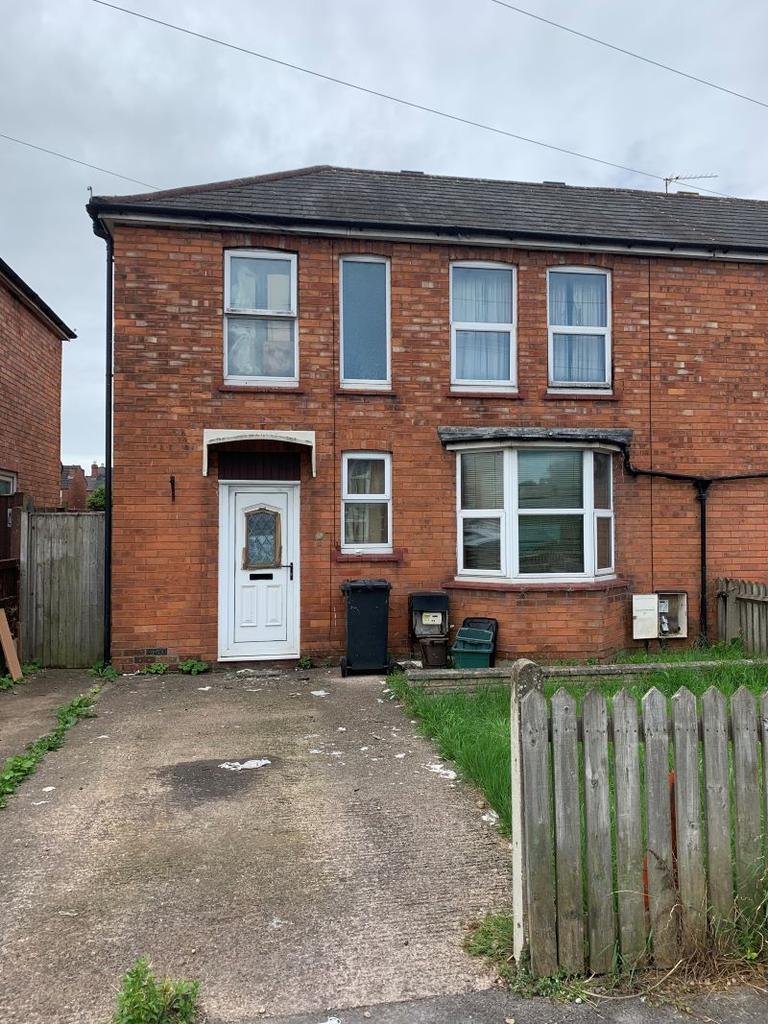 214 Linden Road, Gloucester, GL1 5JD 3 bed semidetached house £160,000