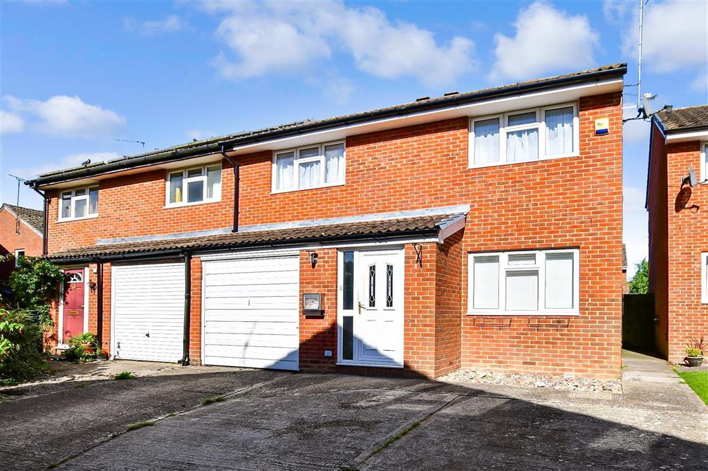 Bluebell Close, Horsham, West Sussex 3 bed semidetached house £425,000