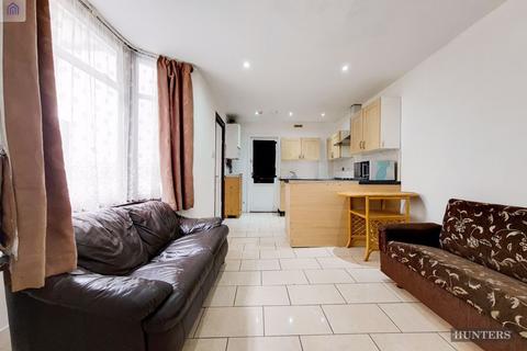 3 bedroom terraced house to rent - Kensington Avenue, London, E12