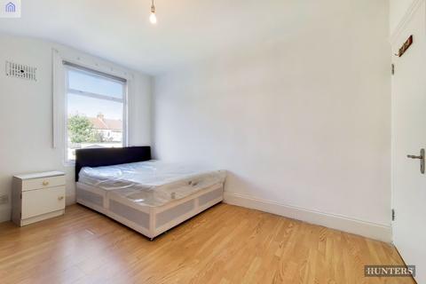 3 bedroom terraced house to rent - Kensington Avenue, London, E12
