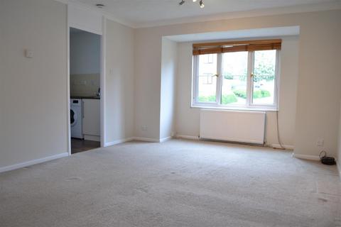 2 bedroom flat to rent, Linton Close, Tadley, RG26