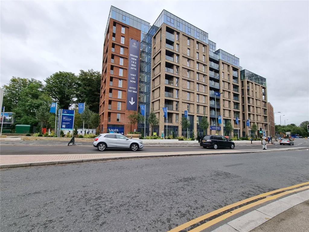 Marketfield Way, Redhill, Surrey, RH1 1 bed penthouse £1,050 pcm (£