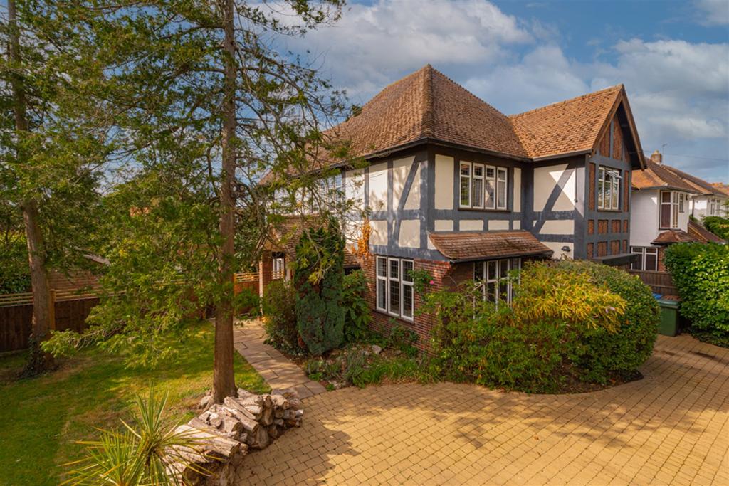 Grove Way, Esher 4 bed detached house £1,450,000