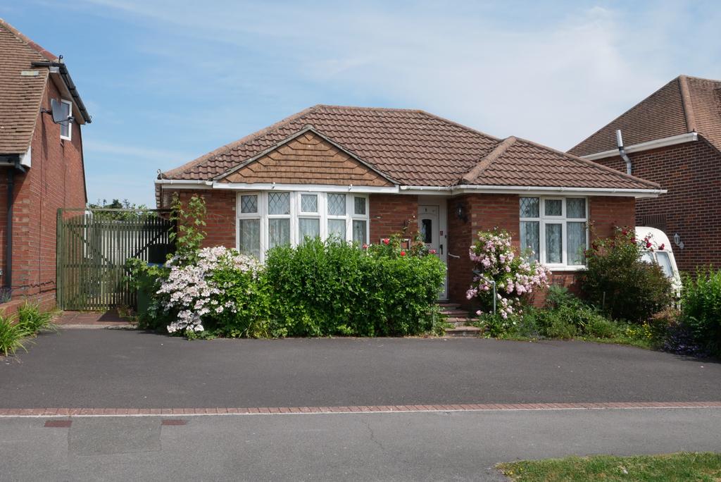 NICHOLAS CRESCENT, FAREHAM 2 bed detached bungalow £325,000