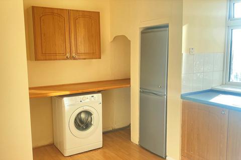 2 bedroom flat to rent, Romford