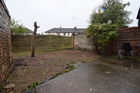 4 bedroom semi-detached house to rent, Derwent Avenue, York YO10