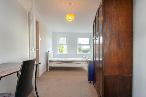 4 bedroom semi-detached house to rent, Derwent Avenue, York YO10