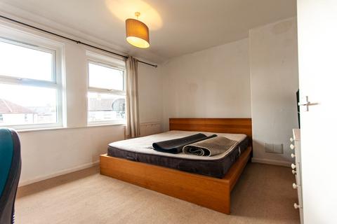 4 bedroom semi-detached house to rent, Derwent Avenue, York YO10