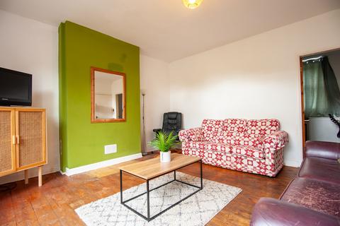 4 bedroom semi-detached house to rent, Derwent Avenue, York YO10