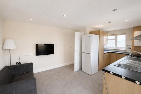 6 bedroom semi-detached house to rent, Kingston Road, Hp11