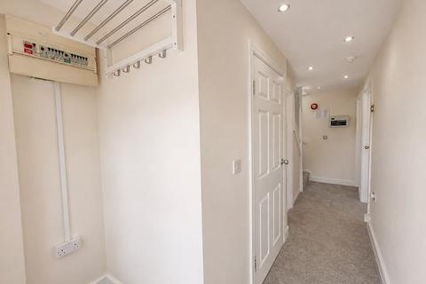 6 bedroom semi-detached house to rent, Kingston Road, Hp11