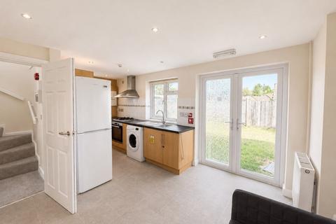6 bedroom semi-detached house to rent, Kingston Road, Hp11