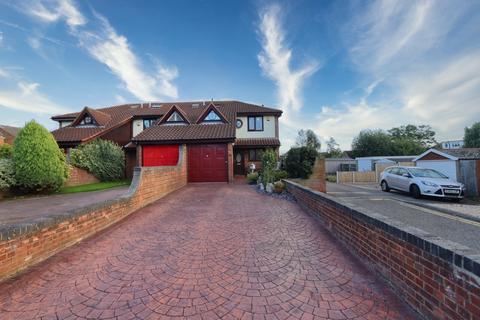 3 Paceheath Close, Romford, RM5 3DN