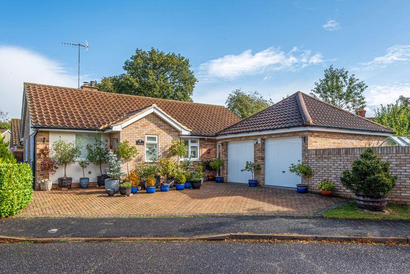 Orchard Gardens, Cranleigh 3 bed bungalow £2,000 pcm (£462 pw)