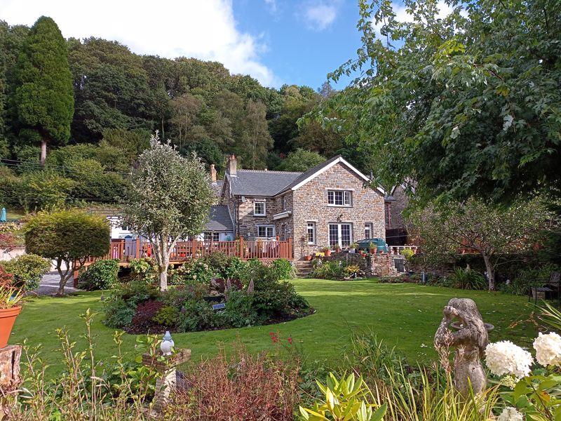 Drefelin, Drefach Felindre 3 bed detached house £395,000