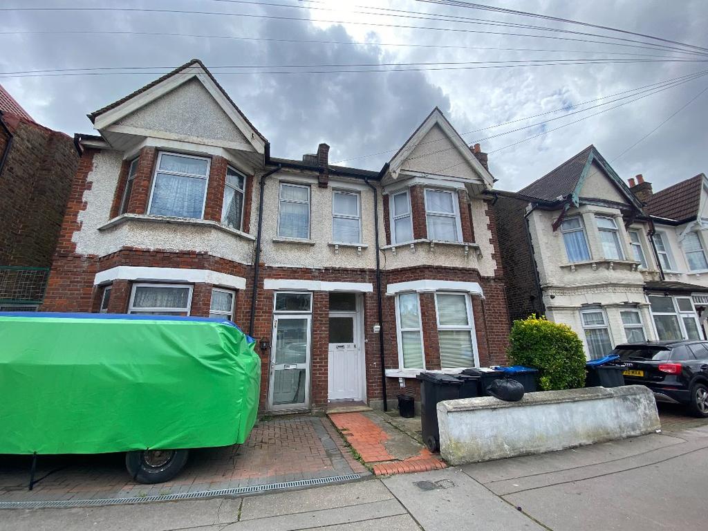 Whitehall Road, Thornton Heath 2 bed flat £300,000