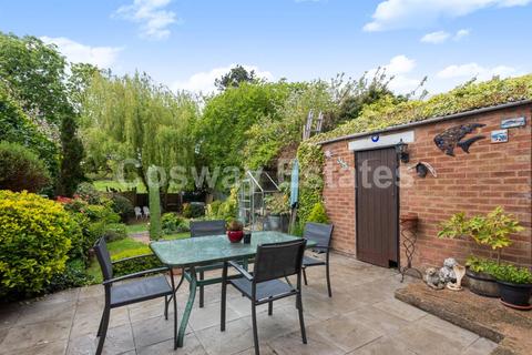 5 Woodcote Avenue, London, NW7 2PG
