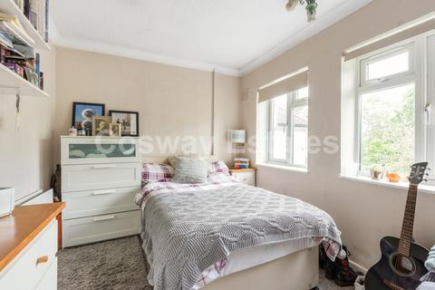 5 Woodcote Avenue, London, NW7 2PG