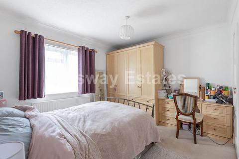 5 Woodcote Avenue, London, NW7 2PG