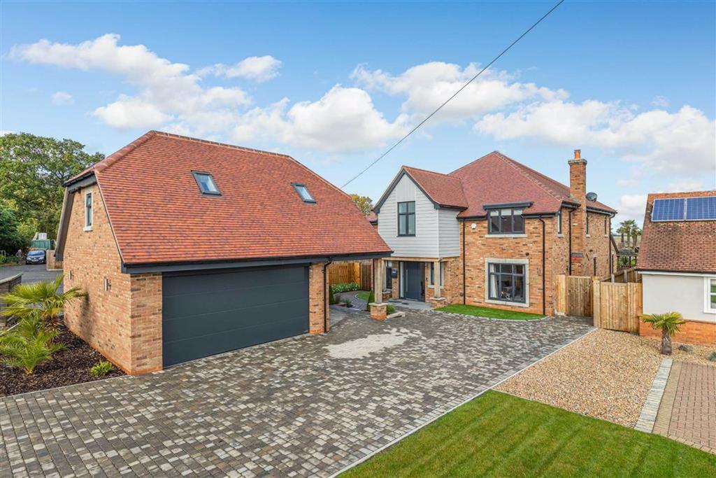 Shefford Road, Meppershall, Bedfordshire 4 bed detached house