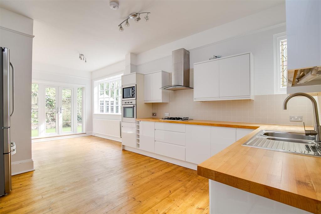 Silver Crescent, Chiswick, London 4 bed semidetached house £3,445