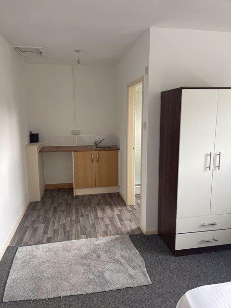 Bridge Inn, Castleford Studio £498 pcm (£115 pw)