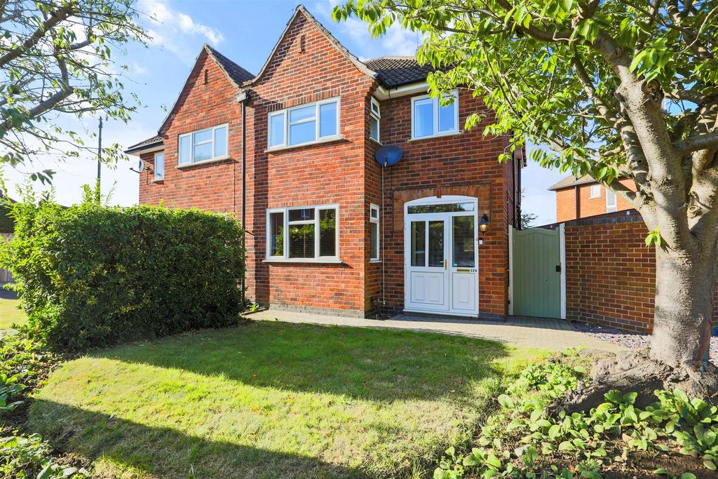 Lutterworth Road, Blaby 3 bed semidetached house £265,000