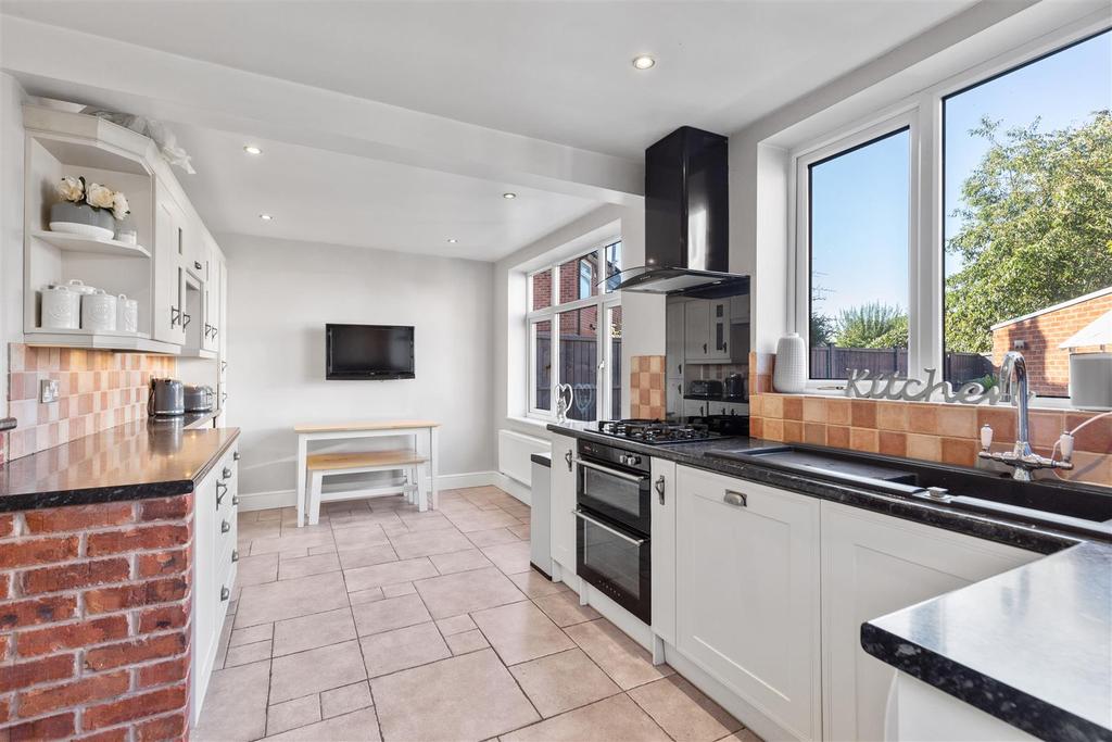 Lutterworth Road, Blaby 3 bed semidetached house £265,000