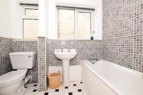 64 Castlefields, Istead Rise, Gravesend, DA13 9EJ