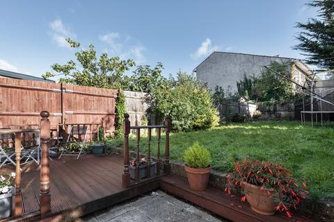 31 Costons Avenue, Greenford, UB6 8RJ