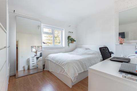 31 Costons Avenue, Greenford, UB6 8RJ