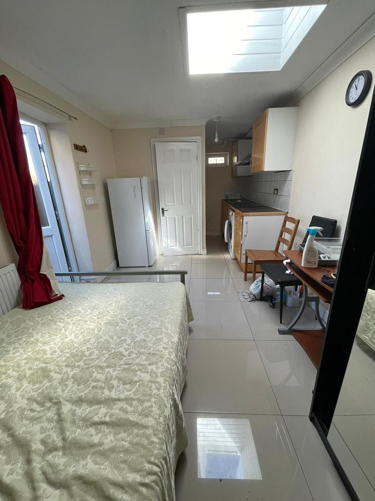 FELTHAM, TW13 1 bed semidetached house £950 pcm (£219 pw)
