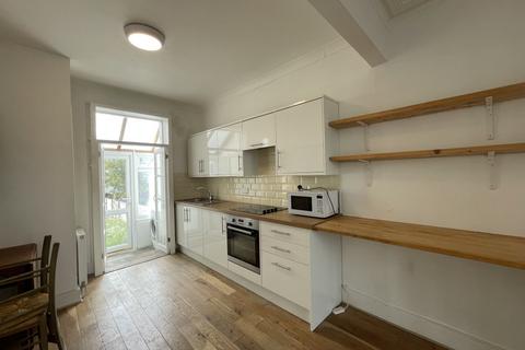 Studio to rent, 66 Stanley Road,
