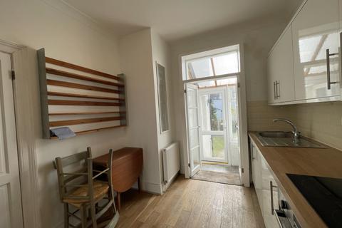 Studio to rent, 66 Stanley Road,