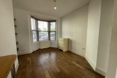 Studio to rent, 66 Stanley Road,