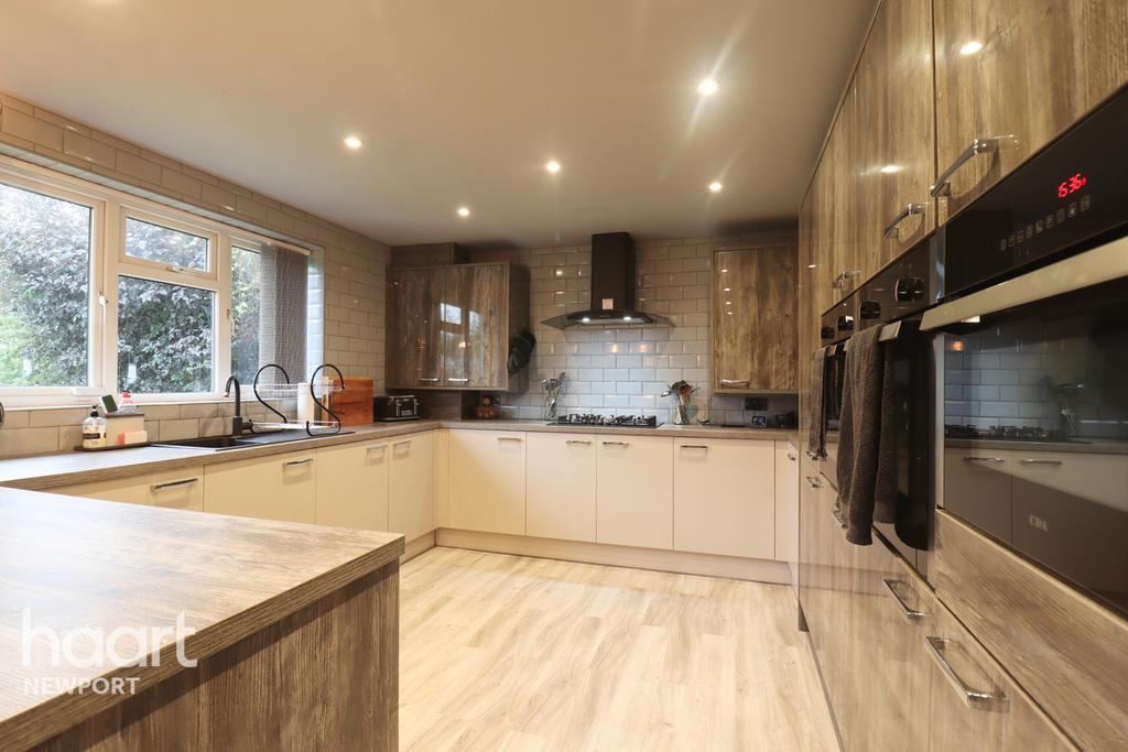 Cot Hill, Newport 4 bed detached house £410,000