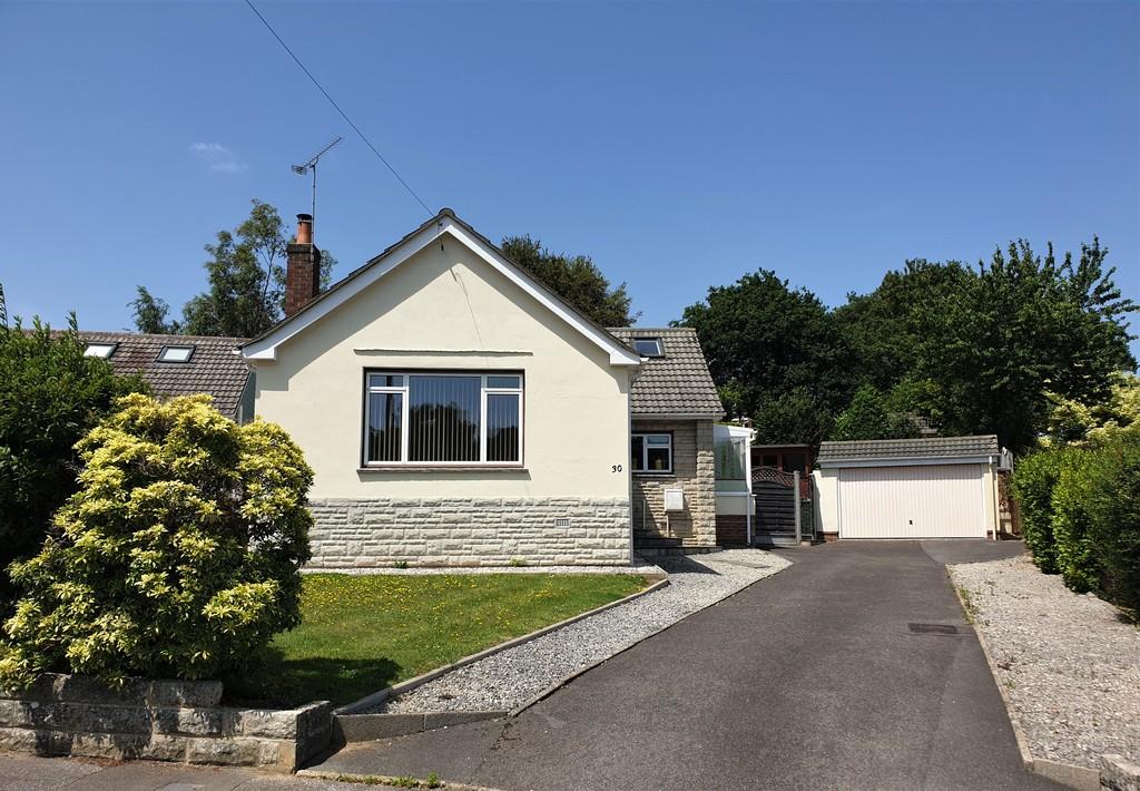 Anvil Crescent, Broadstone 4 bed detached bungalow £1,750 pcm (£404 pw)