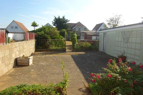 8 Leonard Road, Greatstone, New Romney, TN28 8UJ