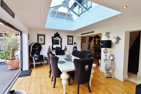 238 Collier Row Lane, Romford, RM5 3JB
