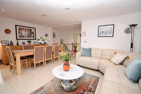 4 bedroom terraced house for sale - 30 Dan Donovan Way, Cardiff CF11 0JZ