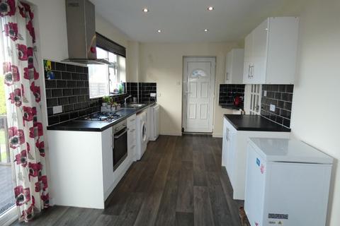 3 bedroom semi-detached house to rent, Birstall WF17