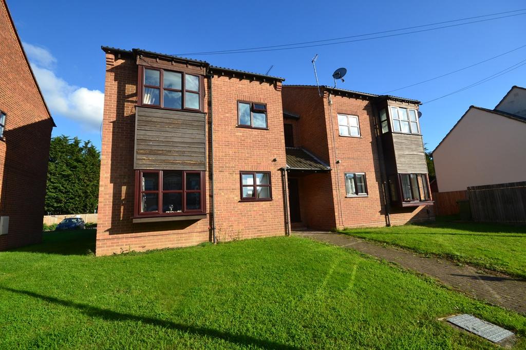 Runnymede Court, StanfordLeHope, SS17 1 bed flat to rent £850 pcm