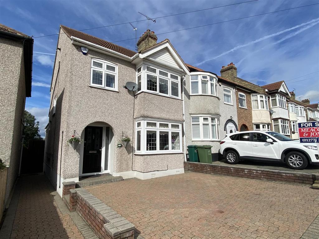Marshalls Drive, Romford 3 bed semidetached house £450,000