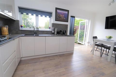 11a Marshalls Drive, Romford, RM1 4JR