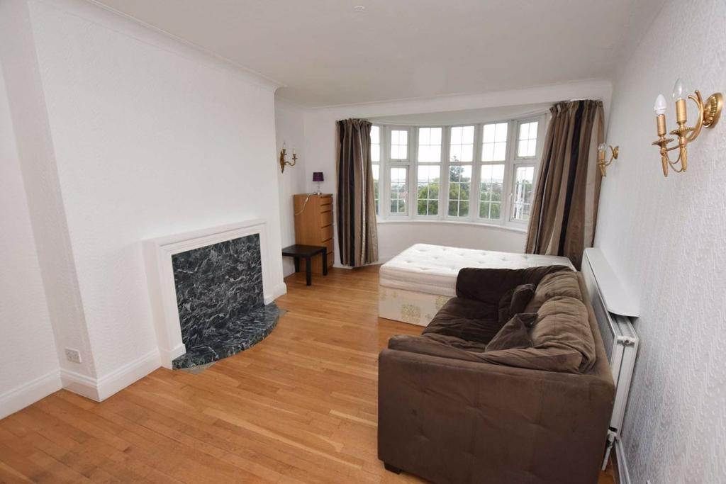 The Burroughs, Hendon, London 3 bed flat £1,603 pcm (£370 pw)