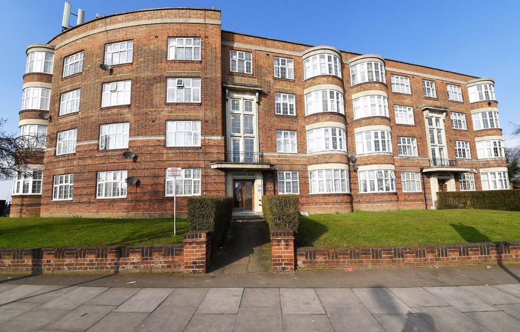 The Burroughs, Hendon, London 3 bed flat £1,603 pcm (£370 pw)