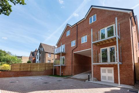 Flat 3, 12 Kings Road, Haslemere, GU27 2QA